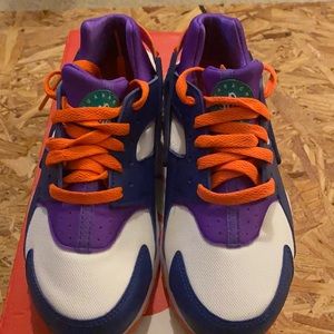 Only worn once! Kids Nike huarache size 5!